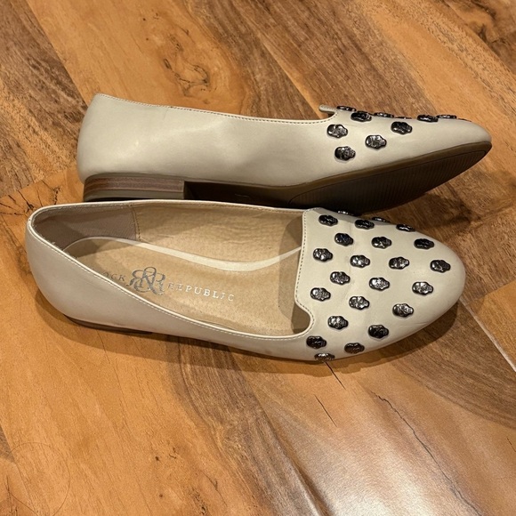 Rock & Republic Cream with Silver Skull Accents Slip on Flats Shoes Size 8.5 - Picture 6 of 10